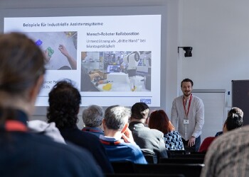 Kostolani beim Vortrag &uuml;ber Industrielle Assistenzsysteme