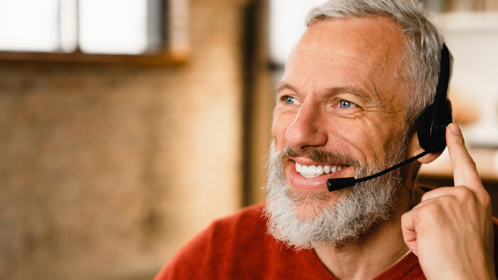 Mann telefoniert im Homeoffice mit Headset ©  InsideCreativeHouse, stock.adobe.com
