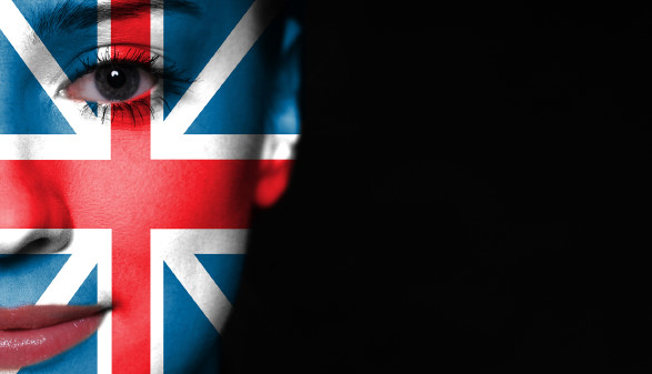 Frau mit englischer Flaggenbemalung im Gesicht © kwasny221 - stock.adobe.com