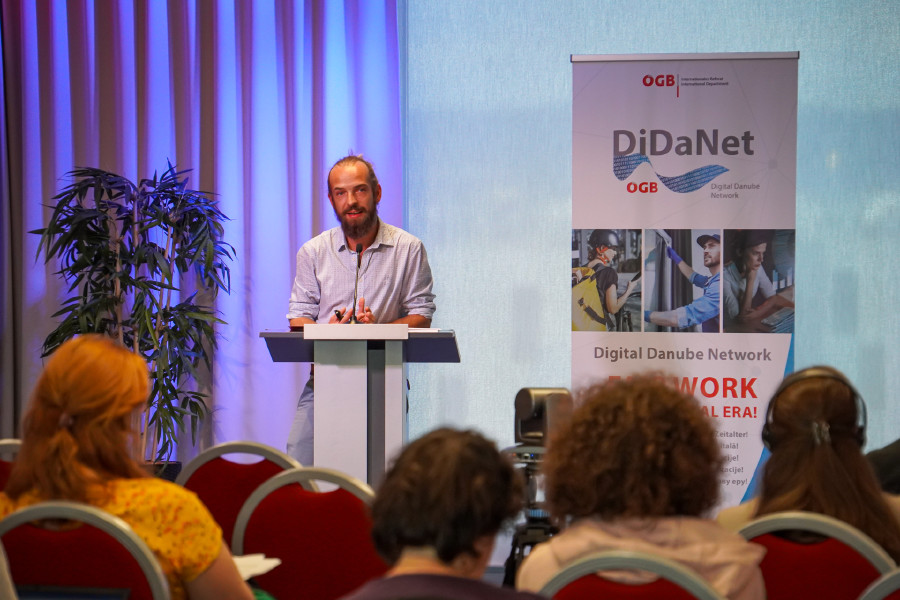 Robert Walasinski präsentiert bei der DiDaNet Abschlusskonferenz das Riders Collective als Folgeprojekt des ÖGB