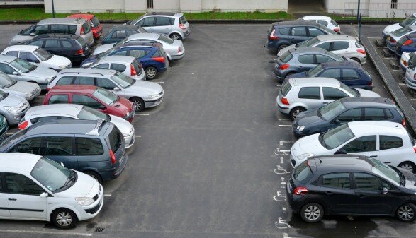 Kfz-Parkplatz in einem Innenhof