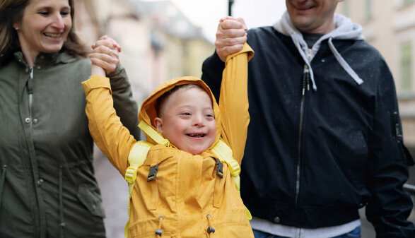 Glückliche Familie mit einem Sohn mit Down Syndrom